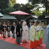 お庭参進の儀の後、赤絨毯を歩いて境内へ