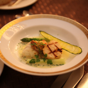 アーモンドバターで香ばしく焼きあげた白身魚と貝類のジュ|324973さんの仙台エクセルホテル東急の写真(9392)