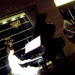 新婦がグランドピアノで生演奏|325056さんのホテルアローレの写真(15911)