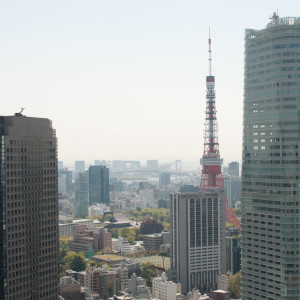披露宴会場の大きな窓から見える東京タワー|325140さんのARK HILLS CLUB～アークヒルズクラブ～の写真(16632)