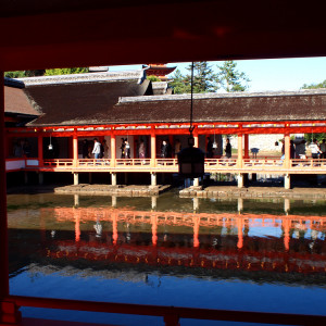 向こうの橋や人々が池に写り込んでいます。趣あり、神聖な空気。|327821さんの厳島神社の写真(11487)