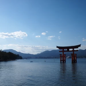 海と周囲の山々囲まれ、自然と畏敬の念が湧いてきます。|327821さんの厳島神社の写真(11505)