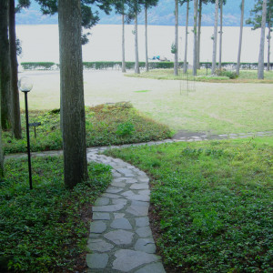 お庭の小道は湖に続いています。|327821さんのザ・プリンス 箱根芦ノ湖の写真(11484)