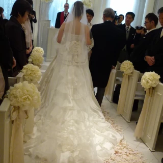 後ろ姿もキレイにみせる花びら