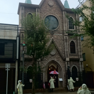 当日雨でしたがスタッフの皆さんが大きい傘で案内しています