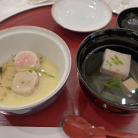 紅白道明寺蒸し　磯部餡　三つ葉　山葵