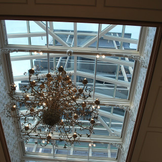 披露宴会場の天井はガラスになっていて明るいです。