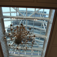披露宴会場の天井はガラスになっていて明るいです。