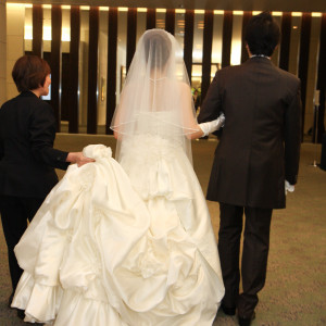 お支度が終わり廊下を歩いて控室に向かう|331117さんのザ・プリンス パークタワー東京の写真(13454)