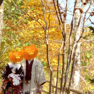 中庭にて紅葉と撮影|331478さんの藻岩シャローム教会の写真(2570961)