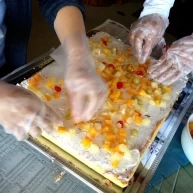 ケーキは新郎新婦で手作りが可能。意外に楽しかったです。