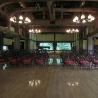 合掌館内部。古民家の太い梁が重厚な雰囲気を出しています。