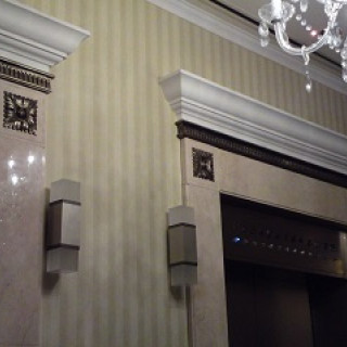 廊下途中の個性的でクラシックなエレベーター