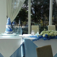 青いドアの素敵な会場のメインテーブル
