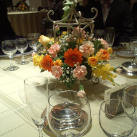 参列者のテーブル中央の花