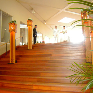 大階段でフラワーシャワー|336593さんの関西エアポートワシントンホテル(Fujita Kanko Group)の写真(16095)