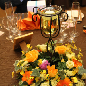卓上装花。花の色に合わせてテーブルクロスもチョイス。|336943さんのベルヴィ  ディアナ・マリエール（営業終了）の写真(16302)