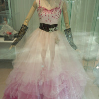 胸元のキラキラが可愛いピンクのドレス。