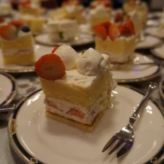 ウエディングケーキを切り分けてゲストへ