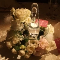 テーブル装花　ガラスのくつが可愛い