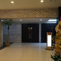 披露宴会場入口　クリスマスツリーもありました