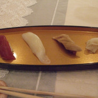 お寿司　左は赤ワイン米
