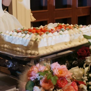 ケーキ入刀は生ケーキ！このあとゲストに配られました|338562さんのグランフォーレmatsutaya（営業終了）の写真(51604)