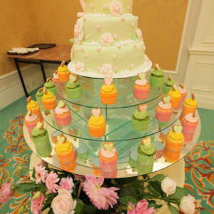 ケーキ　上部ティーポット　下段イニシャル付きカップケーキ|338762さんのホテルフォレスタ（営業終了）の写真(18595)