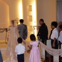 ヴァージンロードを歩いた後新郎と新婦が共に進みます
