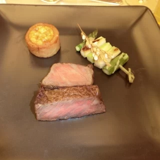 国産牛のサーロイン
岩塩と柚子風味のソースで