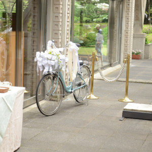 新郎新婦が自転車に乗って、再入場！|340154さんの世田谷美術館レストラン ル・ジャルダンの写真(20655)