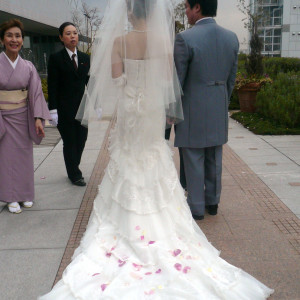フラワーシャワーの後　ドレスの裾にお花が綺麗でした|340306さんのANAクラウンプラザホテル神戸の写真(20907)
