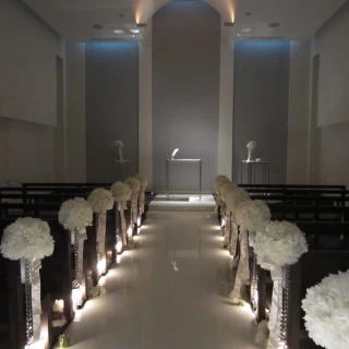 チャペル　厳かな感じですが．．