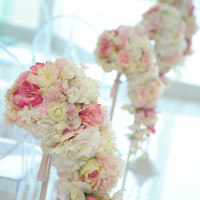 白を基調としたチャペルにピンクのお花の飾りがロマンティック。