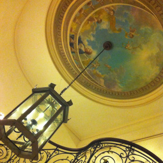 ホテル内階段の天井のフレスコ画。中世のお城みたい。