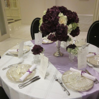 紫の装花とテーブルコーディネート