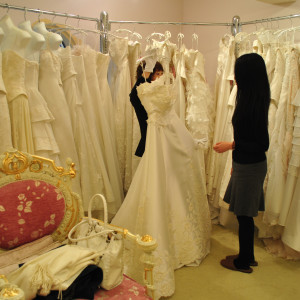 式場内にあるドレスルーム。価格帯・デザイン共に豊富です。|342109さんの伊豆高原ミッシェルガーデンコートの写真(23992)