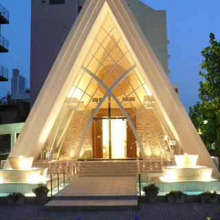 噴水もあり輝かしいチャペル