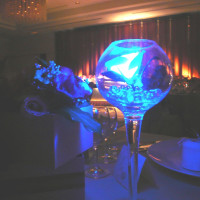 ゲストテーブルの花が水を注ぐと青色に！
