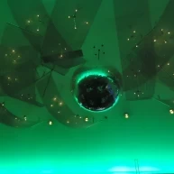 天井の色がコロコロ変わっていました