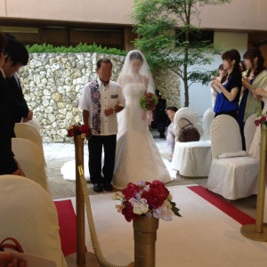 バージンロード前の花嫁|342731さんの沖縄ハーバービューホテルの写真(25703)