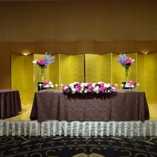 披露宴の新郎新婦席