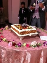 ウエディングケーキ。周りの装花も素敵でした。|343081さんの名鉄ニューグランドホテル（営業終了）の写真(47362)