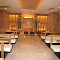 中央に白大理石を敷いた神殿