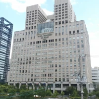 ホテル外観。中央にチャペルがあります。