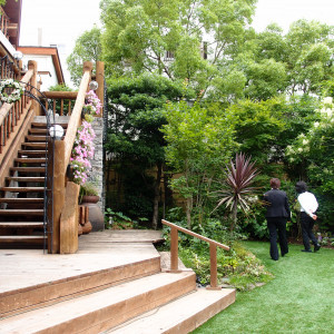 ガーデン挙式へはこの階段を下りて登場|344502さんのBLOOMING MEADOWS(ブルーミンメドー)の写真(33941)