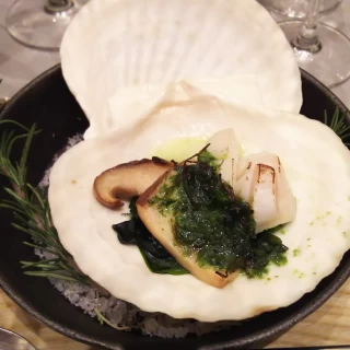 hot appetizer
殻付き帆立貝の海藻バター焼き