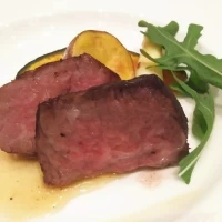 meat
褐毛あか牛のロースト　旬の野菜を添えて