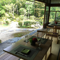 日本庭園の見える部屋は待合室として使える。