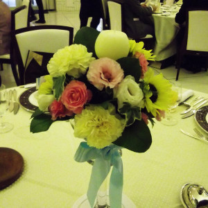 ゲストのテーブルを明るく飾ってくれたお花＆水色のリボン♪|345308さんのアールベルアンジェ秋田の写真(35133)